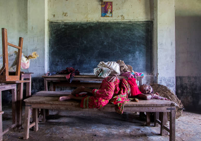 Раутахат, Непал. Пострадавшая во время наводнения женщина спит в школе