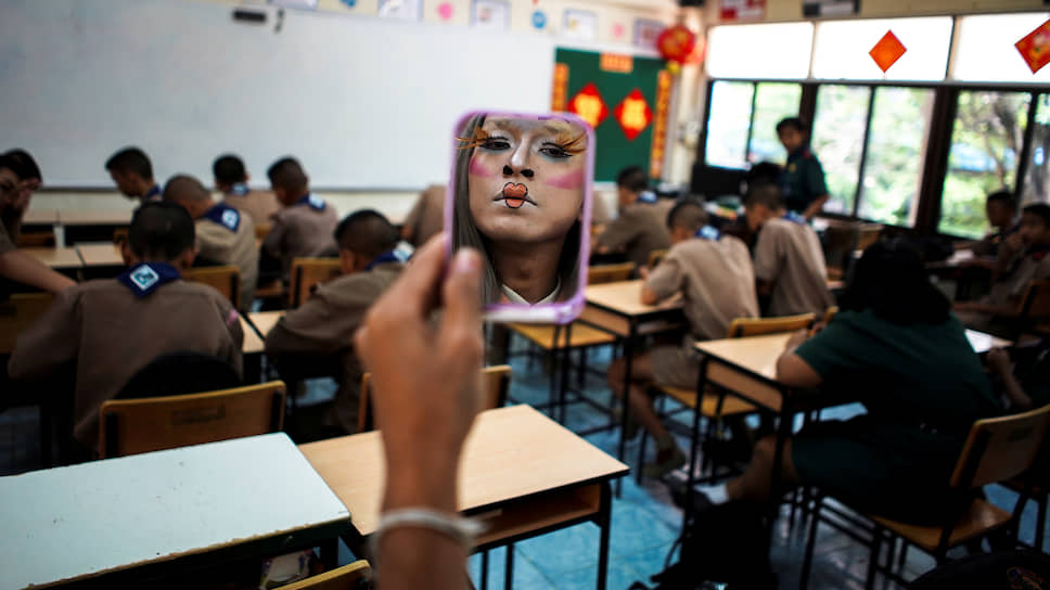Ратчабури, Таиланд. Учительница английского языка смотрится в зеркало перед уроком