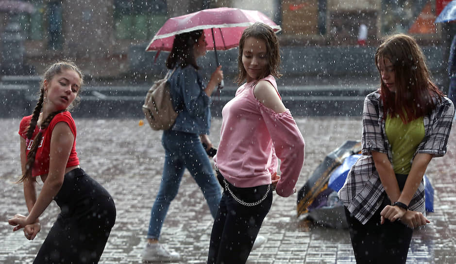 Киев, Украина. Девушки танцуют под дождем на Крещатике