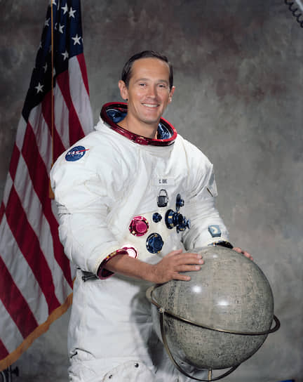 Чарльз Мосс «Чарли» Дьюк-младший (р. 1935), пилот лунного модуля корабля «Аполлон-16», был на Луне 21-24 апреля 1972 года.