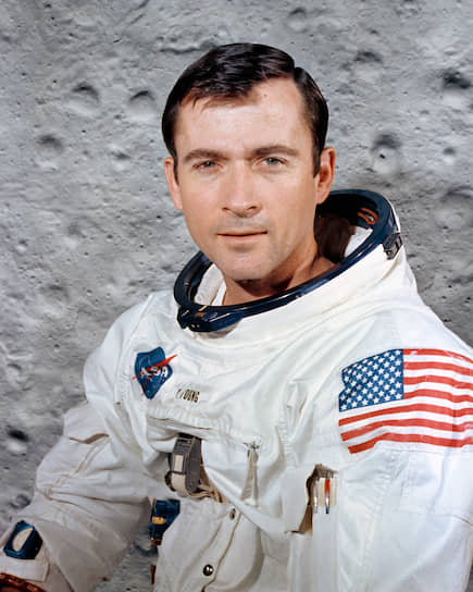 Джон Уоттс Янг (1930-2018), командир корабля «Аполлон-16», был на Луне 21-24 апреля 1972 года.