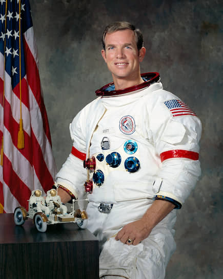Дэвид Рэндольф «Дейв» Скотт (р. 1932), командир корабля «Аполлон-15», был на Луне 31 июля – 2 августа 1971 года.