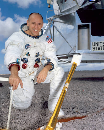 Алан Бин (1932-2018), пилот лунного модуля корабля «Аполлон-12», был на Луне 19-20 ноября 1969 года.