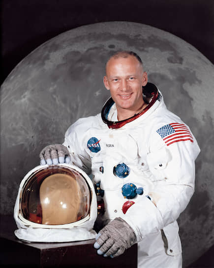 Базз Олдрин (Эдвин Юджин Олдрин-младший) (р. 1930), пилот лунного модуля корабля «Аполлон-11», ступил на поверхность Луны через 20 минут после Армстронга.