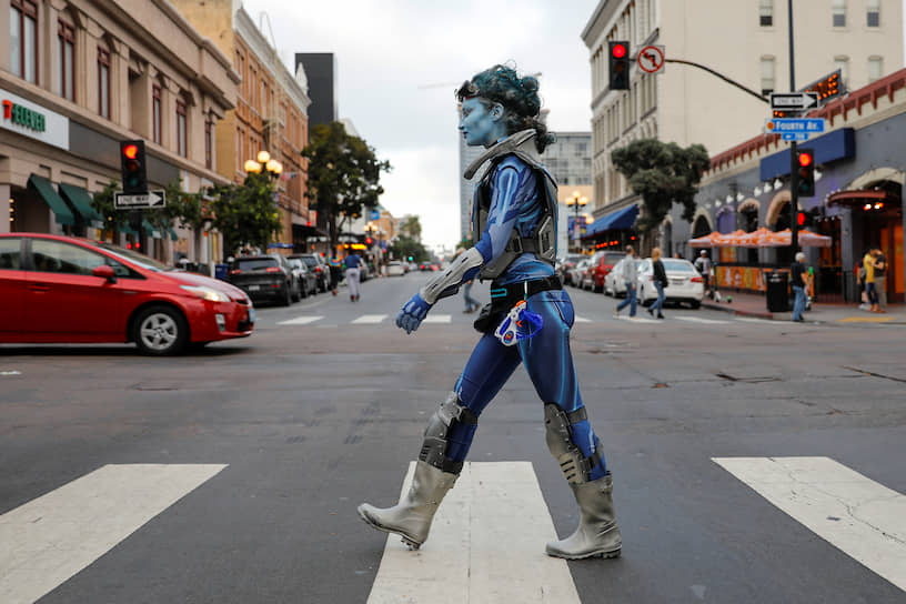 Участница в костюме переходит улицу во время фестиваля поп-культуры Comic-Con 