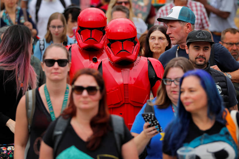 Участники Comic-Con в образе имперских штурмовиков в красных доспехах предстоящего девятого эпизода «Звездных войн»  