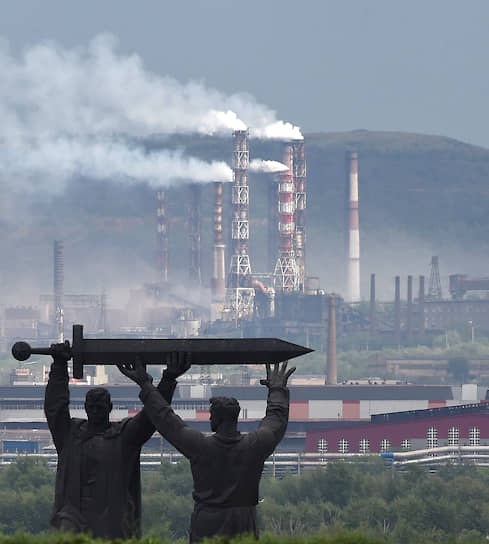 Магнитогорск, Россия. Монумент «Тыл — фронту» на фоне дымящих труб 