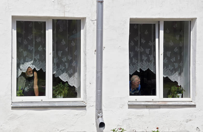 Тулун, Иркутская область, Россия. Старики сморят из окон дома