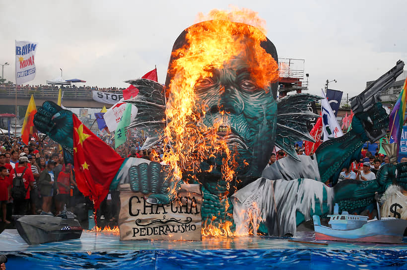 Кесон, Филиппины. Протестующие сжигают чучело президента Родриго Дутерте во время митинга