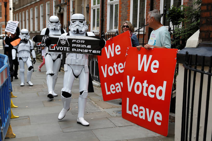 Лондон, Великобритания. Протестующие, одетые как штурмовики «Звездных войн», подходят к офису кандидата в лидеры Консервативной партии Великобритании Бориса Джонсона 