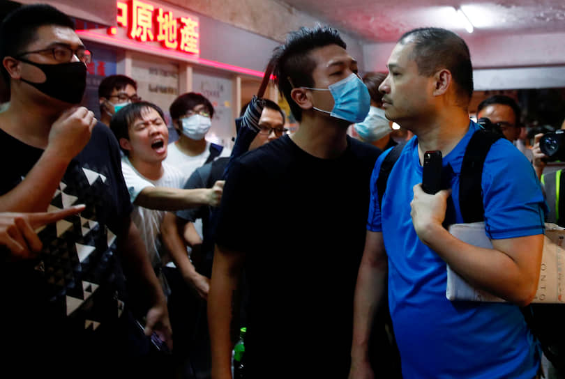 Гонконг, Китай. Противники экстрадиции просят сторонника правительства покинуть офис законодателя Юниуса Хо