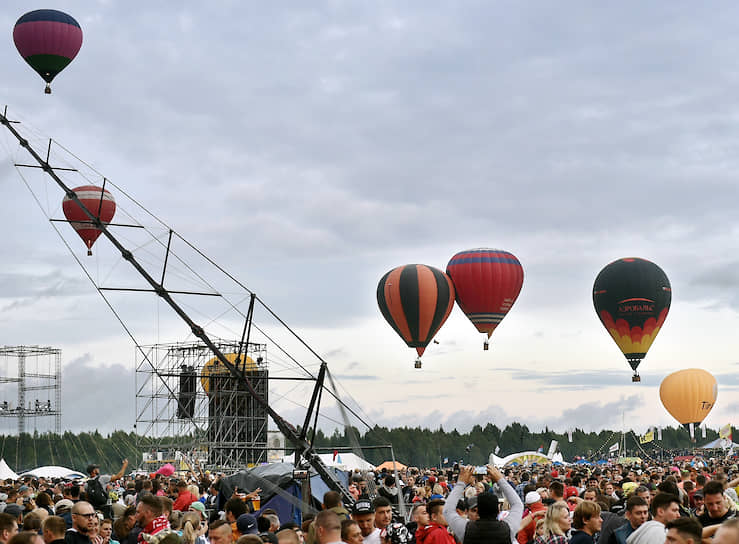 Воздушные шары над толпой зрителей 