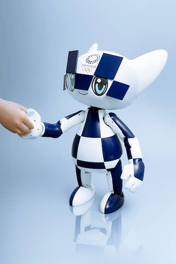 Робот-талисман Miraitowa. Его работа заключается в том, чтобы приветствовать спортсменов и гостей на официальных мероприятиях. Он сможет узнавать людей с помощью камеры, установленной на его голове, отвечать и поднимать руку для рукопожатия