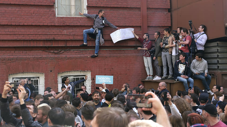 Акция 14 июля, стартовавшая в Новопушкинском сквере и завершившаяся у входа в здание Мосгоризбиркома
