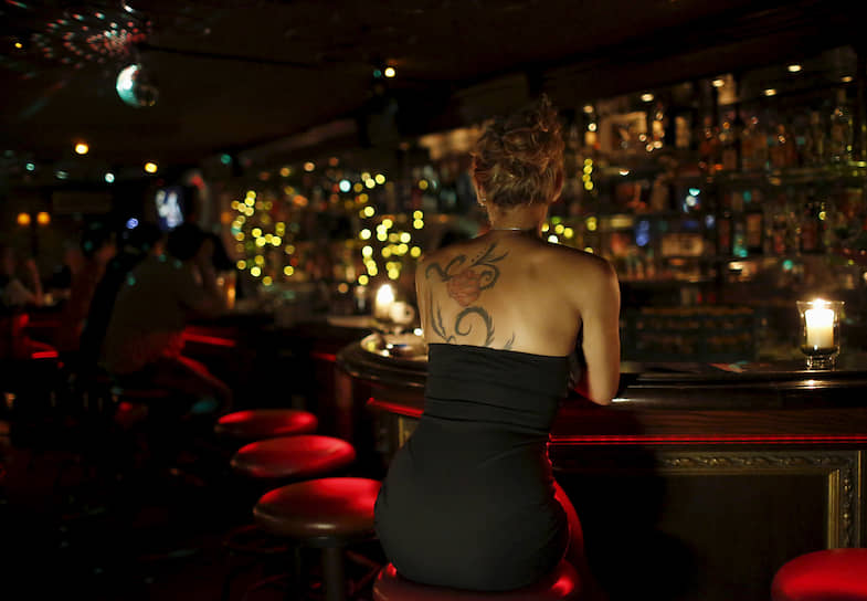 Некоторые владельцы ночных клубов в Австрии предлагают своим клиентам бесплатные услуги проституток, компенсируя девушкам потери из своего кармана. Таким образом, они протестуют против высоких налогов для секс-работниц. 