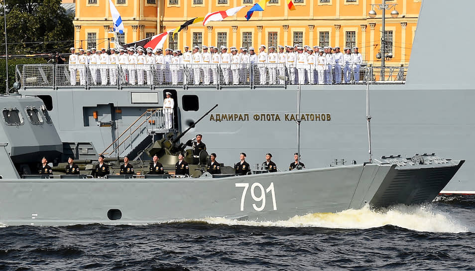 Фрегат «Адмирал флота Касатонов» — самый габаритный из представленных в Санкт-Петербурге. Длина его составляет 135 м