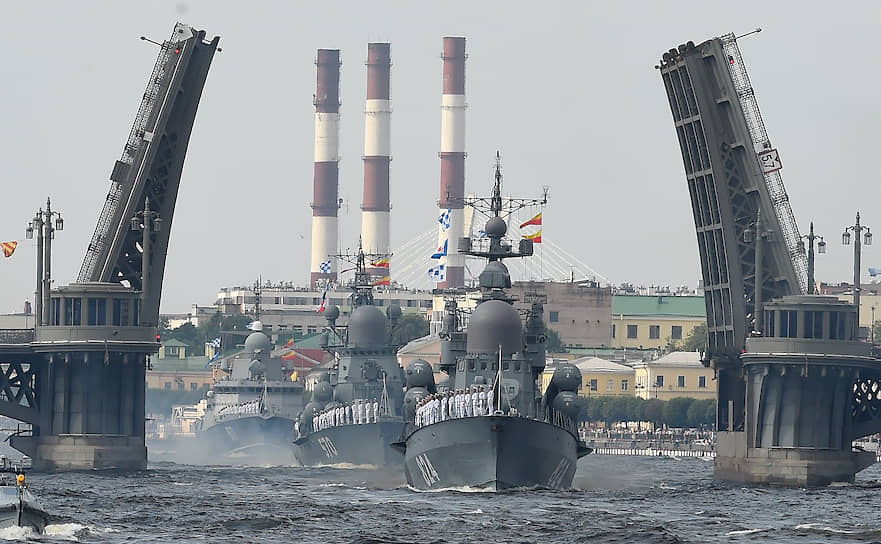 Главный военно-морской парад в акватории реки Невы. Ракетный катер «Моршанск» и малый ракетный корабль «Пассат»