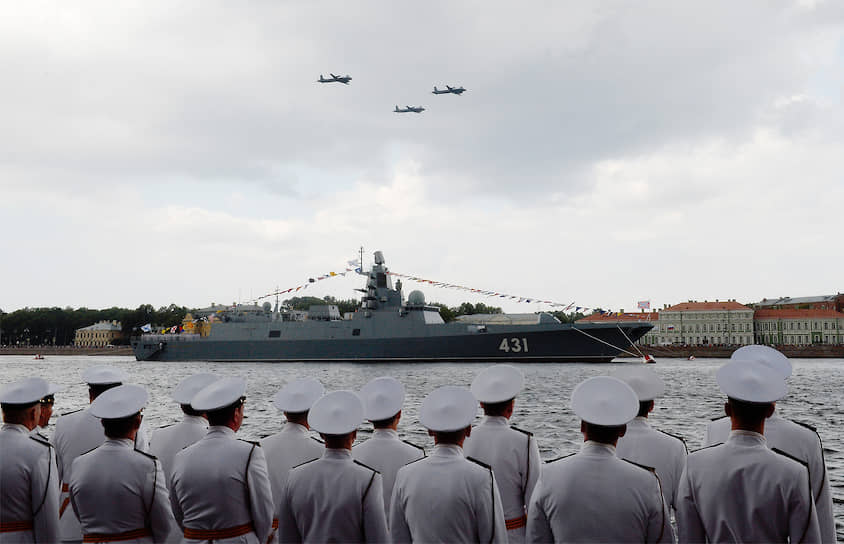Фрегат «Адмирал флота Касатонов» во время парада в Санкт-Петербурге
