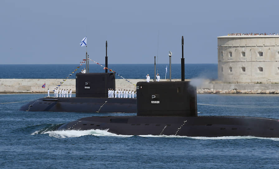 Подводные лодки Б-237 «Ростов-на-Дону» и Б-261 «Новороссийск» во время парада в Севастополе