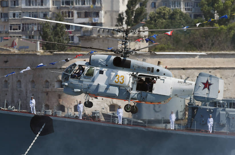 Сторожевой корабль Черноморского флота ВМФ РФ «Сметливый» и корабельный вертолет Ка-27ПС во время парада в Севастополе