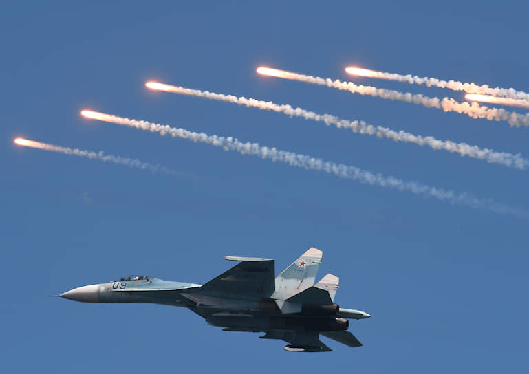 Празднование Дня ВМФ в Севастополе. Истребитель Су-30 во время авиационной части праздника