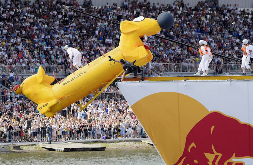 Чемпионат самодельных летательных аппаратов Red Bull Flugtag прошел 28 июля на Гребном канале в Крылатском