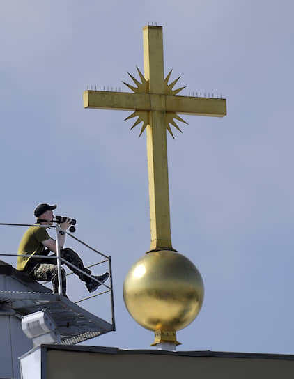 Снайпер во время главного военно-морского парада, прошедшего в акватории Невы в Санкт-Петербурге