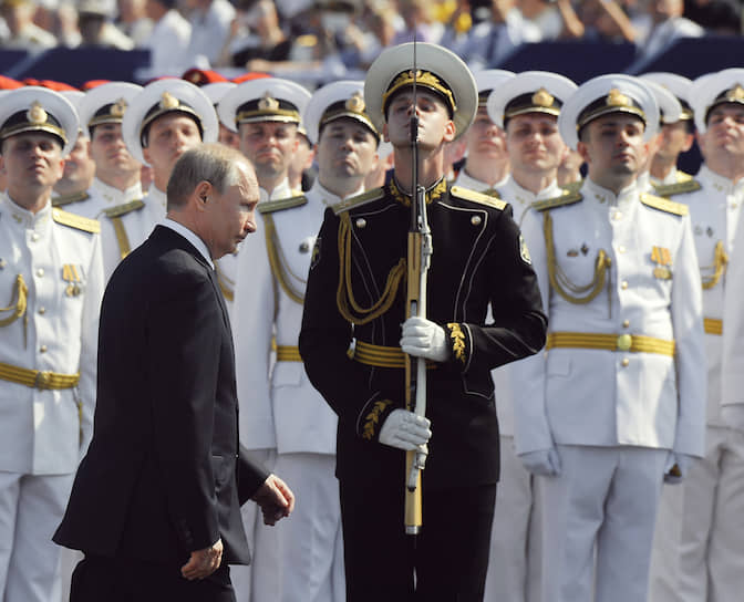 Парад принимал Верховный главнокомандующий, президент Владимир Путин, заявивший о способности ВМФ противостоять любому агрессору, а также о планах строительства уникального по возможностям флота на длительную перспективу
