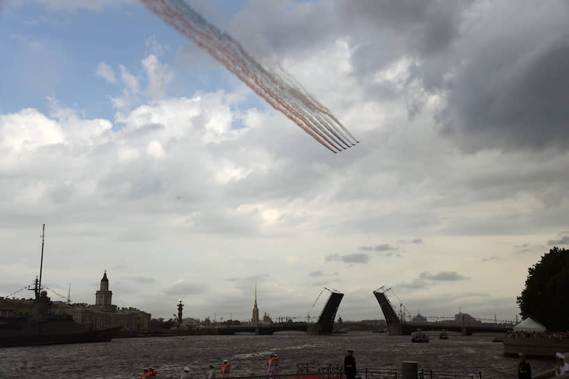 Во время воздушной части парада в Санкт-Петербурге штурмовики раскрасили небо триколором