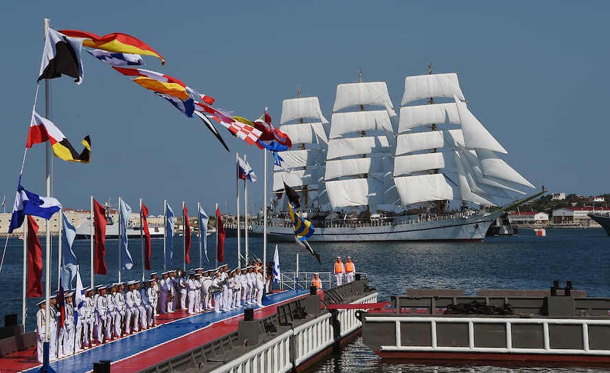 Празднование Дня ВМФ в Севастополе. Парусный фрегат «Херсонес» во время парада