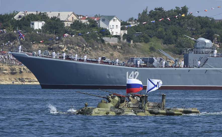 Плавающие бронетранспортеры и большой десантный корабль «Новочеркасск» в Севастопольской бухте