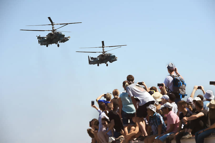 Во время праздника в Севастополе корабли показали, как выслеживают и уничтожают подлодки, вертолеты продемонстрировали взлет и посадку на палубу фрегата