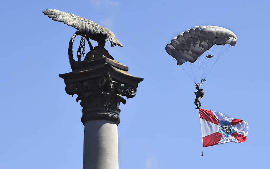 Завершился праздник в Севастополе групповым парашютным прыжком с флагами