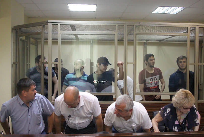 Обвиняемые по делу незаконного вооруженного формирования (сзади) в Северо-Кавказском окружном военном суде