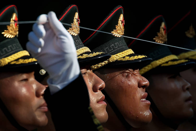 Пекин, Китай. Почетный караул готовится к встрече президента Колумбии Ивана Дуке