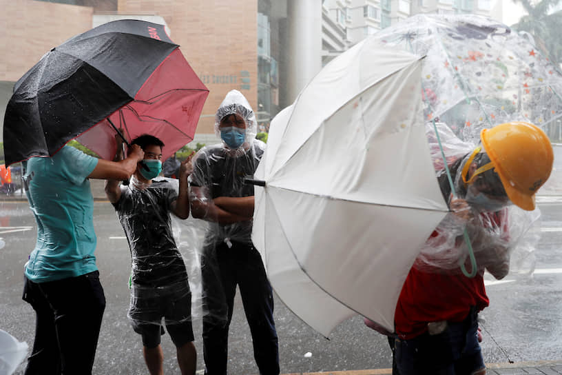 Гонконг. Протестующие пришли к зданию суда поддержать соратника, арестованного за участие в беспорядках 