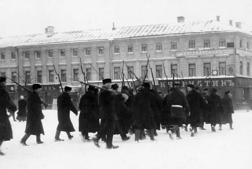 Подавление декабрьского восстания в Москве российские политики считали концом революции, британские дипломаты — ее новым началом (на фото — вооруженные рабочие. Москва, декабрь 1905 года)