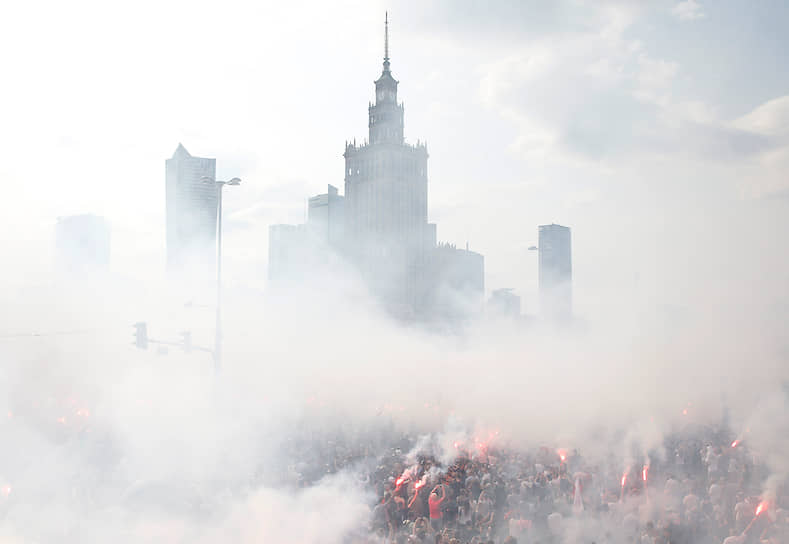 Варшава, Польша. Горожане почтили минутой молчания память жертв Варшавского восстания против фашистской Германии