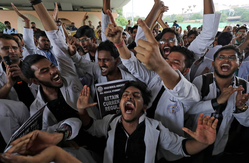 Нью-Дели, Индия. Студенты-медики протестуют против нового законопроекта, который, по их мнению, может ухудшить медицинские услуги и исследования