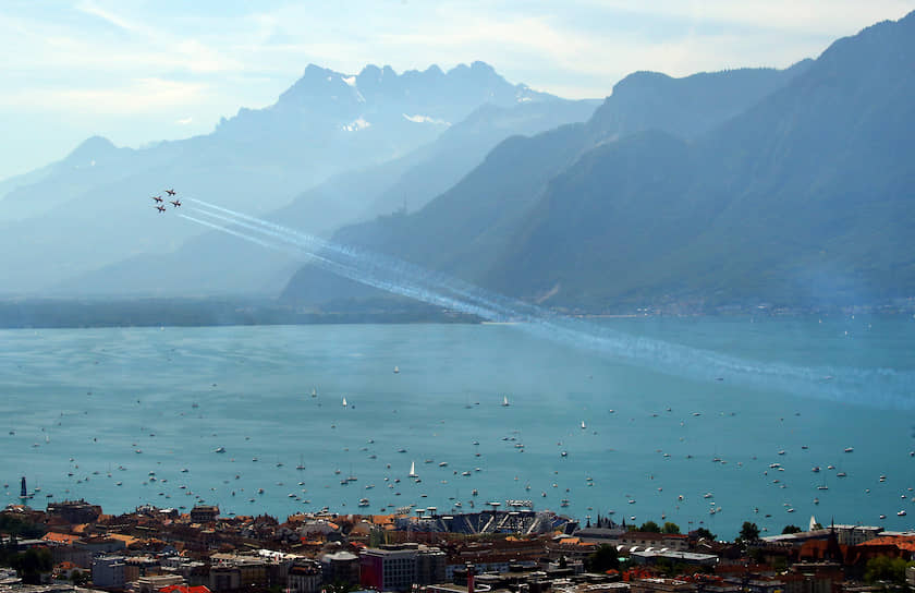Веве, Швейцария. Авиашоу над Женевским озером во время национального праздника в честь основания страны