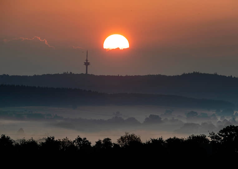 Франкфурт, Германия. Восход солнца на окраине города