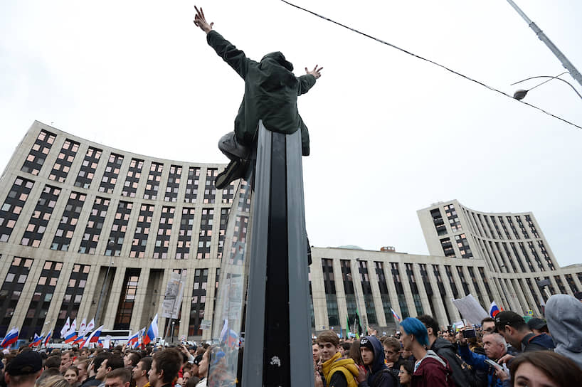 Участники митинга «За свободные выборы» на проспекте Академика Сахарова