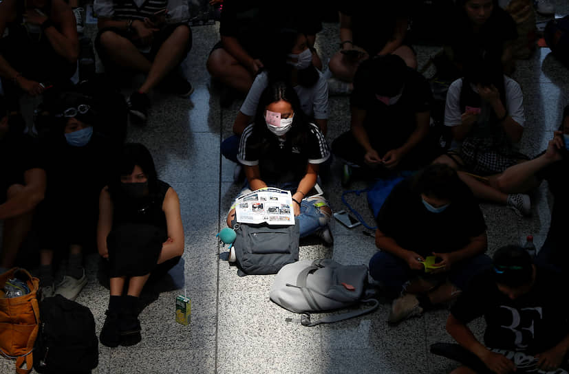 Гонконг, Китай. Демонстранты во время акции протеста в аэропорту