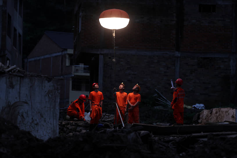 Чжэцзян, Китай. Спасатели устанавливают фонарь во время работ по ликвидации последствий тайфуна «Лекима»