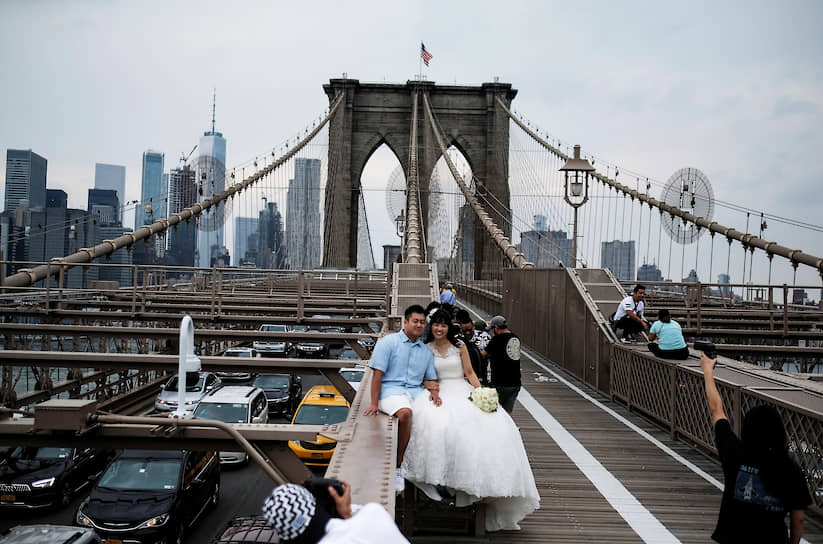 Нью-Йорк, США. Новобрачные на Бруклинском мосту после венчания в церкви