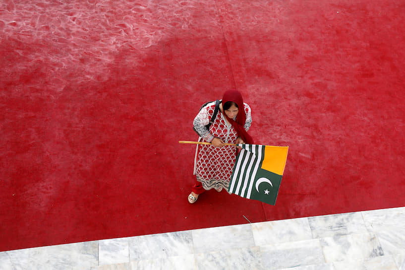 Карачи, Пакистан. Женщина с флагом Кашмира во время празднования Дня независимости страны