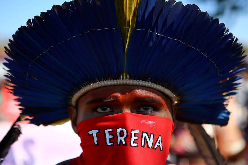 Бразилиа, Бразилия. Участник акции протеста против политики властей в отношении коренных народов
