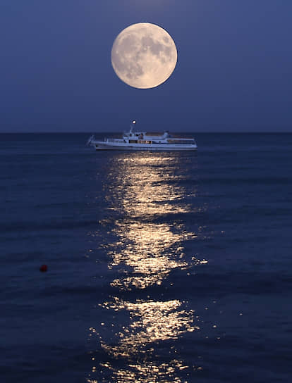 Черное море, Россия. Полная луна над морем