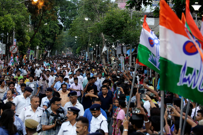 Сторонники партии «Тринамул конгресс» во время шествия в Калькутте