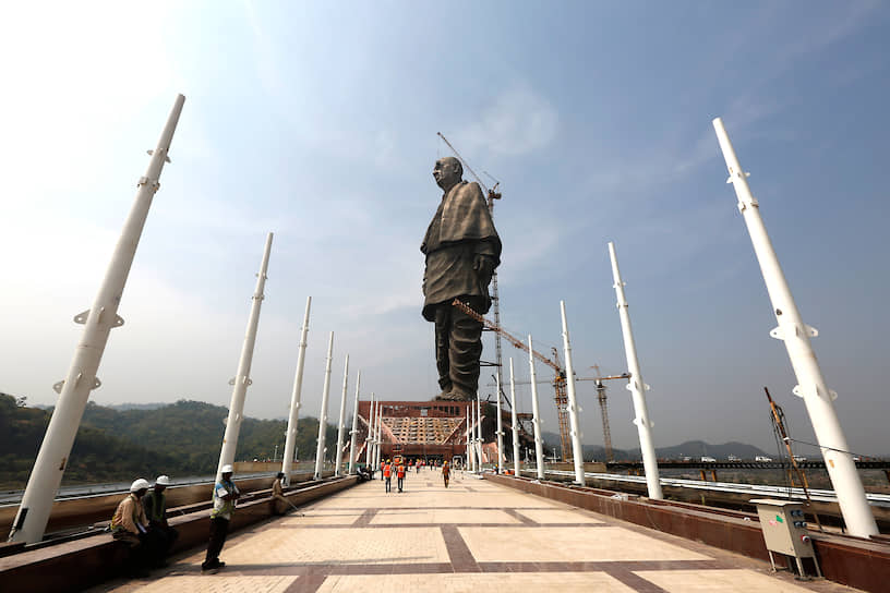 Памятник Сардару Валлабхаи Пателю в индийском штате Гуджарат